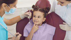 niña en consulta para una revisión de caries