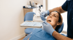 Paciente durante un tratamiento periodontal