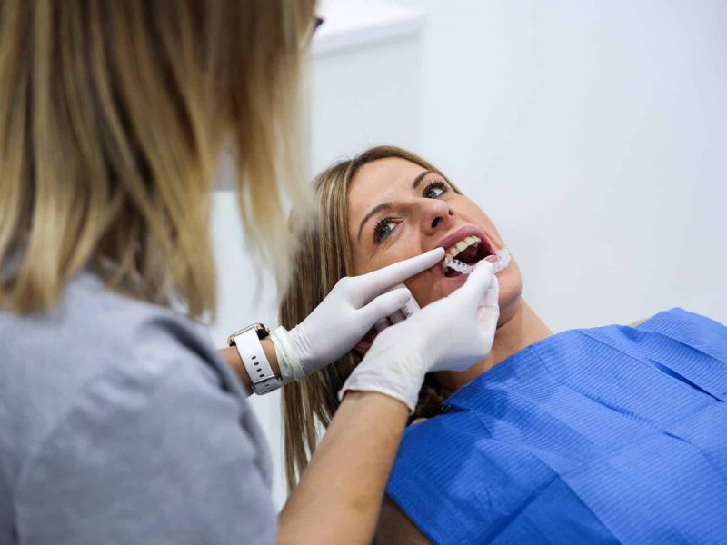 paciente en consulta con su invisalign