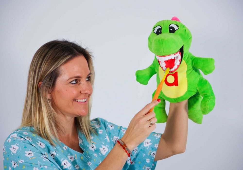 dra. elena conesa con una marioneta infantil