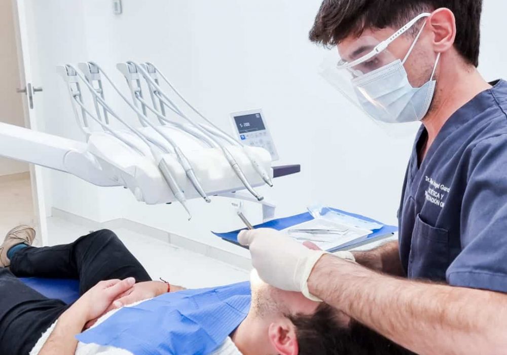 paciente realizandose una limpieza dental en cartagena con ultrasonidos