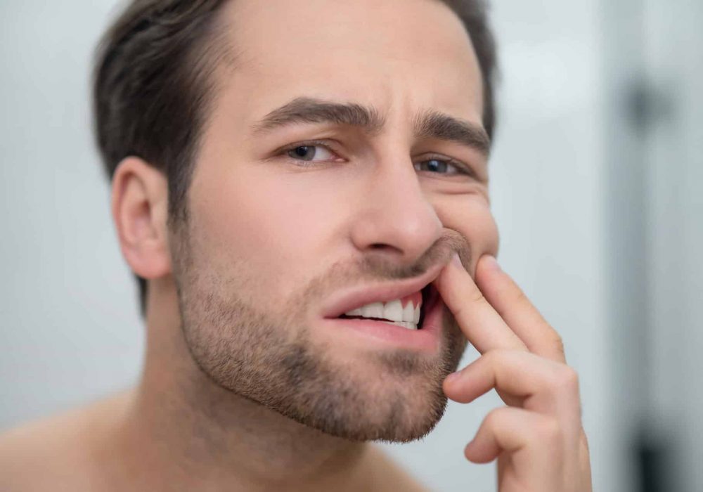 hombre con periodontitis y necesita tratamiento de periodoncia en cartagena