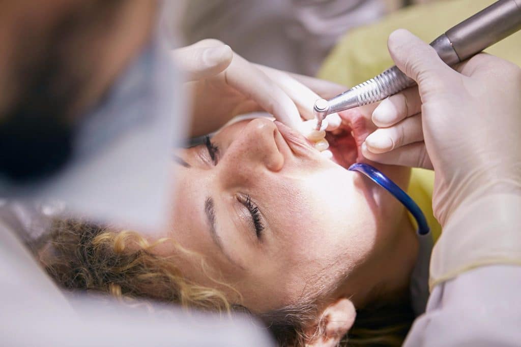 El usuario se pregunta cuánto cuesta una limpieza dental