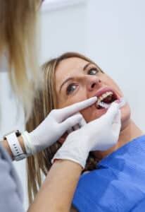 paciente colocándose su invisalign en consulta